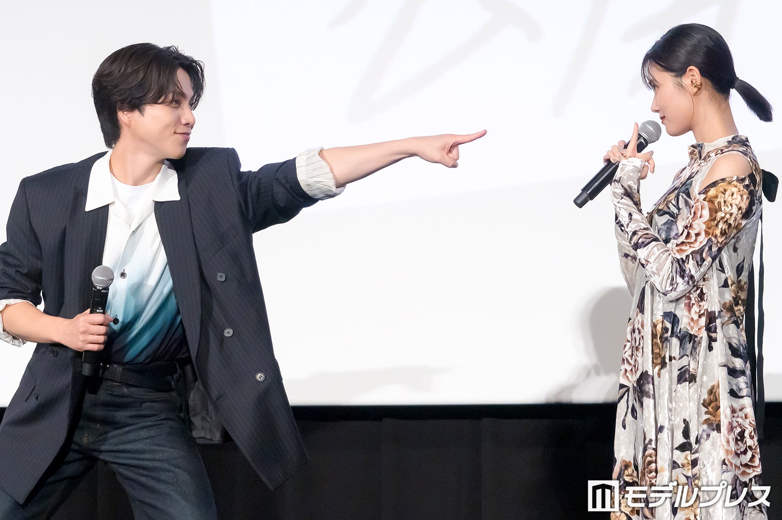 “5秒で兄妹シンクロチェック”を行う重岡大毅、原菜乃華（C）モデルプレス