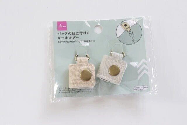 ダイソーのバッグの紐に付けるキーホルダーのパッケージ