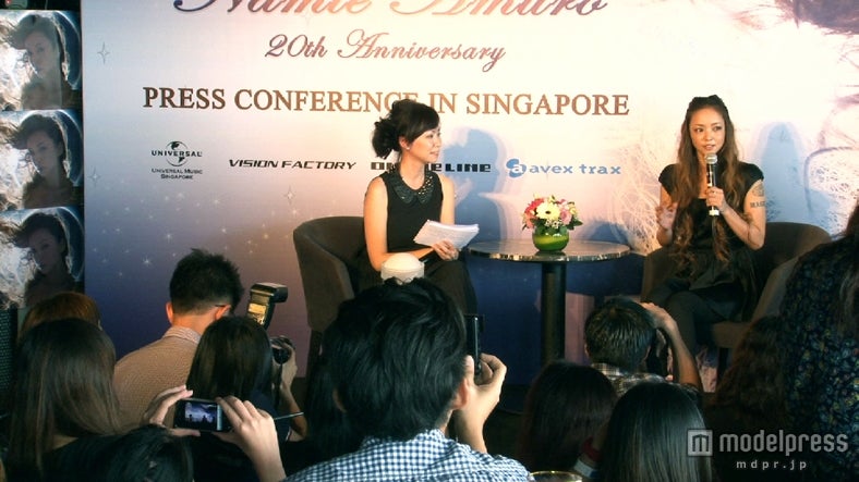 安室奈美恵（右）／シンガポールでの記者会見の模様