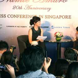 安室奈美恵(右)/シンガポールでの記者会見の模様