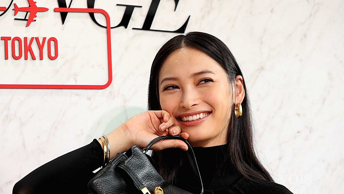 大政絢、今秋は１歳の息子と 大人の美しさ シックな黒ワントーンコーデで美脚チラリ