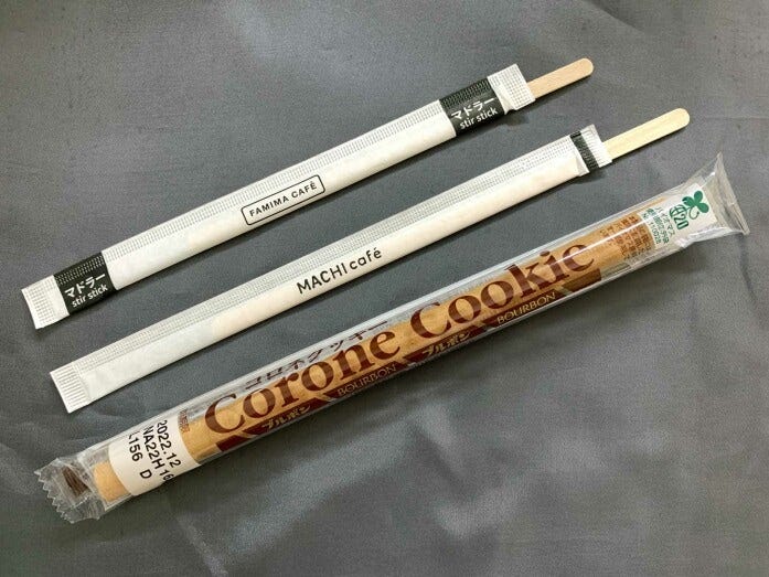 ローソンとファミリーマートの木製マドラー。クッキー製ストロー（ブルボン製）にファミマで遭遇