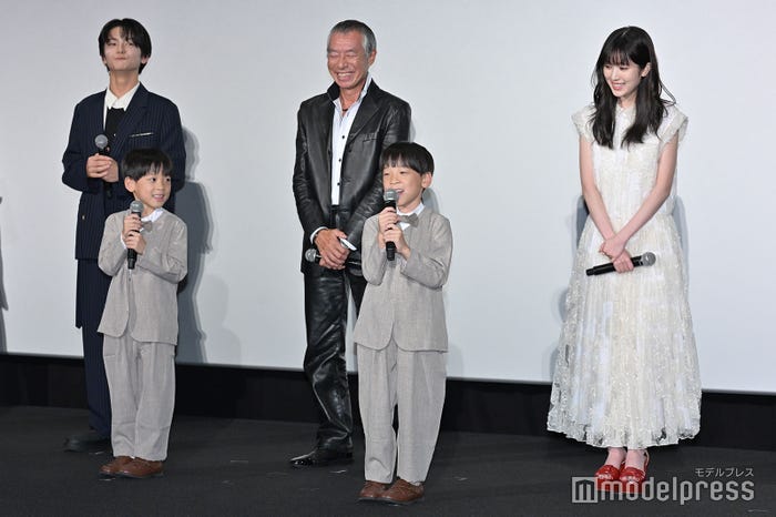 (後列左から)齋藤潤、柳葉敏郎、福本莉子(前列左から)前山くうが、前山こうが(C)モデルプレス