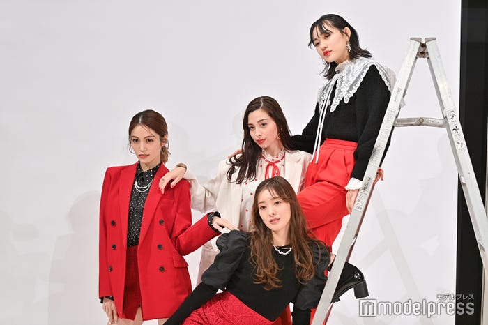 表紙撮影中のCチーム (C)モデルプレス