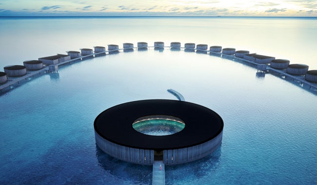 モルディブ初の「ザ・リッツ・カールトン」2021年春開業、海風イメージの美しい円形デザイン