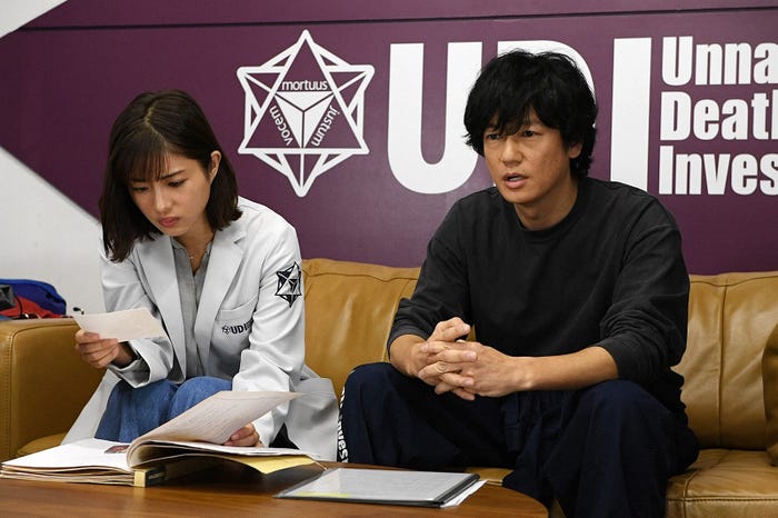 石原さとみ、井浦新/「アンナチュラル」第8話より(C)TBS