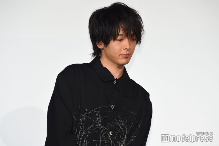 BGMに合わせてユラユラ揺れる中村倫也(C)モデルプレス