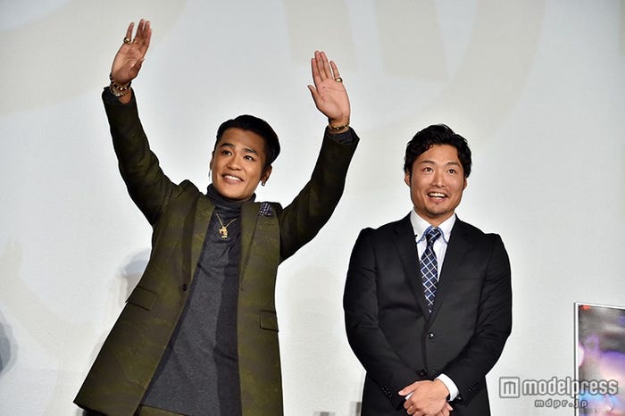 (左から)ELLY、八木将康