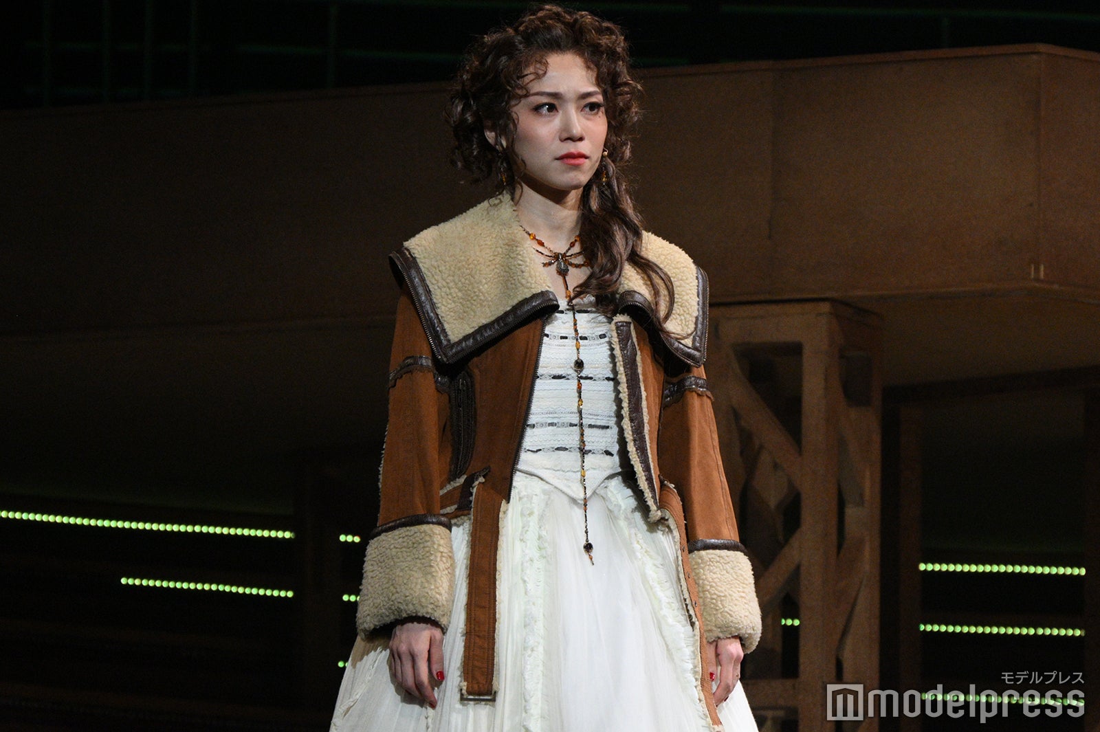 ヴォルフガング（京本大我）が他の女性とキスする姿を目撃したコンスタンツェ（真彩希帆）／「モーツァルト！」ゲネプロより