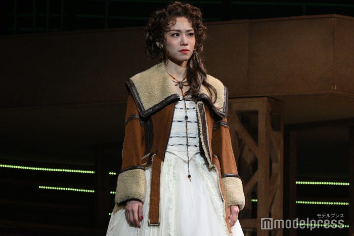 ヴォルフガング(京本大我)が他の女性とキスする姿を目撃したコンスタンツェ(真彩希帆)/「モーツァルト!」ゲネプロより