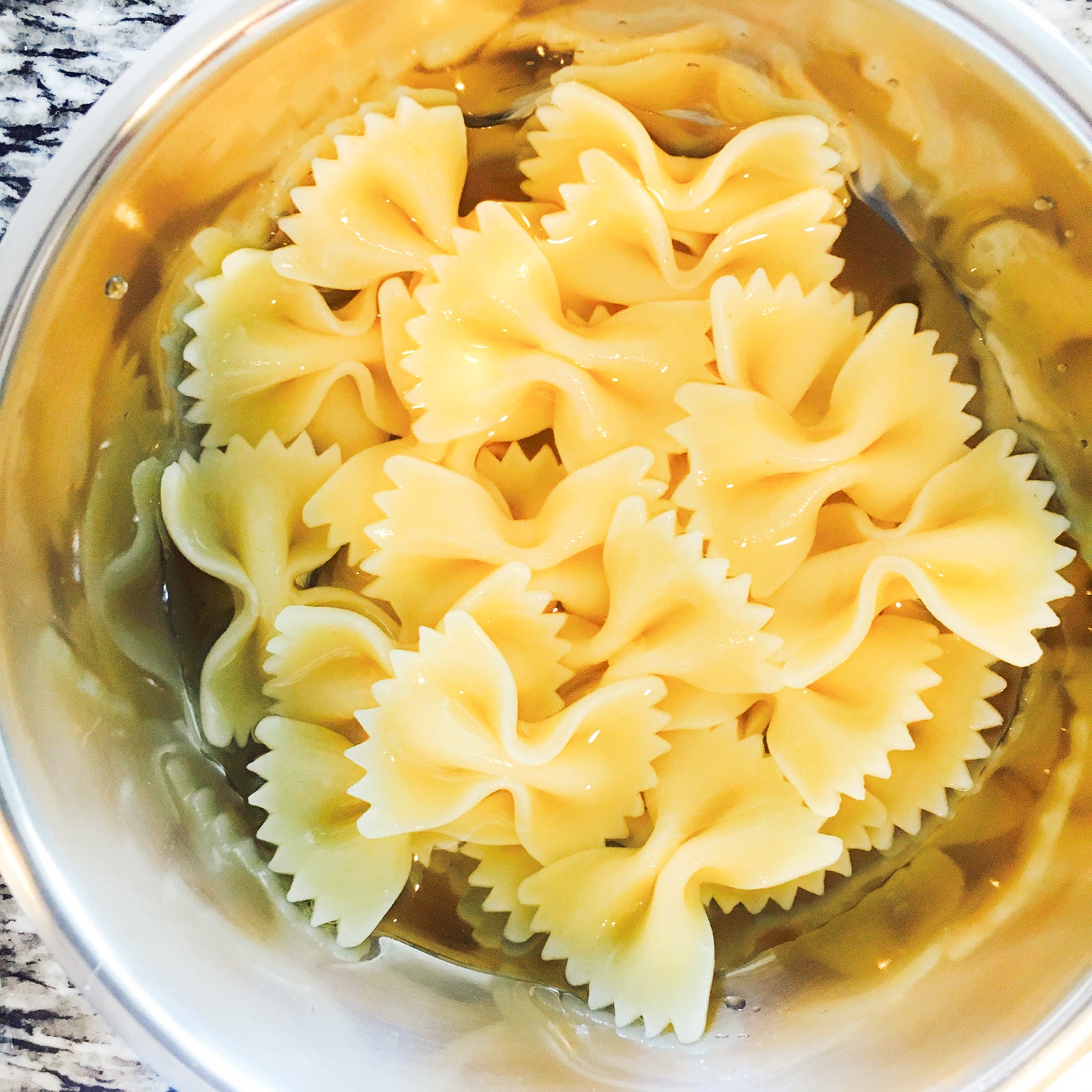 手順1：パスタを茹でたら冷水で粗熱をとる／画像提供：柏原歩