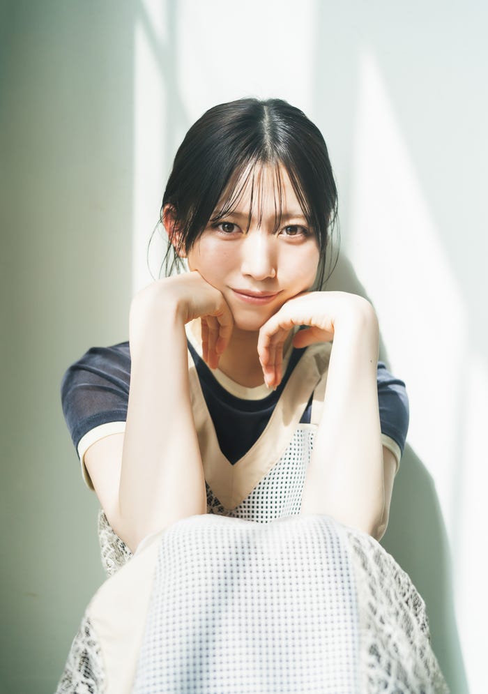 村山美羽:撮影/藤本和典、スタイリング/武久真理江、ヘアメイク/田村直子、デザイン/松本麻実(GROSVENOR design.)