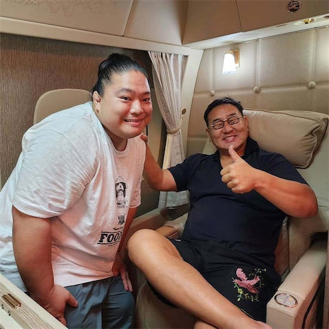 富栄ドラム、元横綱・朝青龍との機内2ショットに反響「VIVANT出演かと思いました」