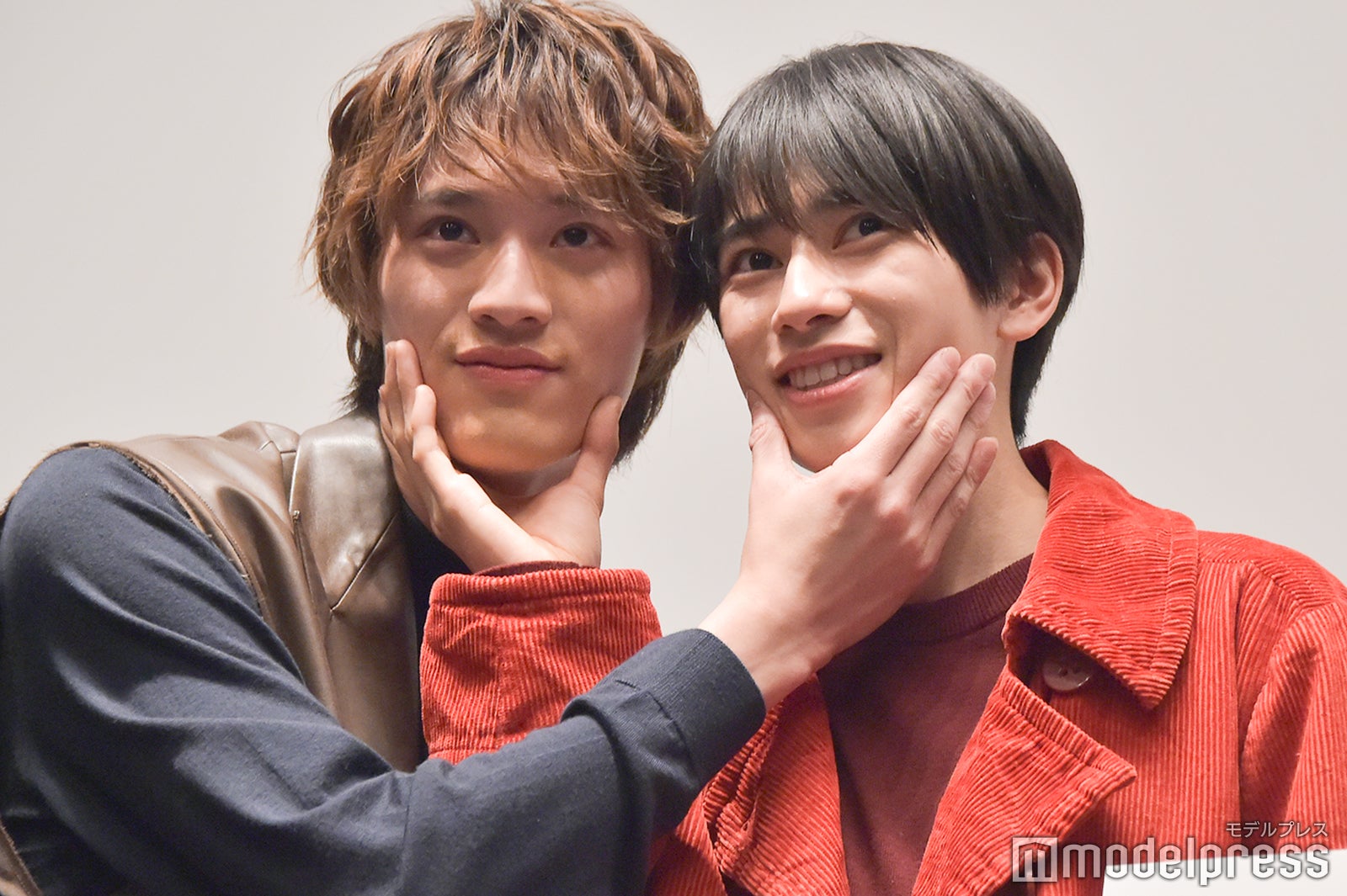 未成年ポーズをする上村謙信、本島純政（C）モデルプレス