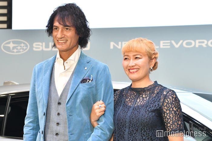 本並健治氏、丸山桂里奈(C)モデルプレス