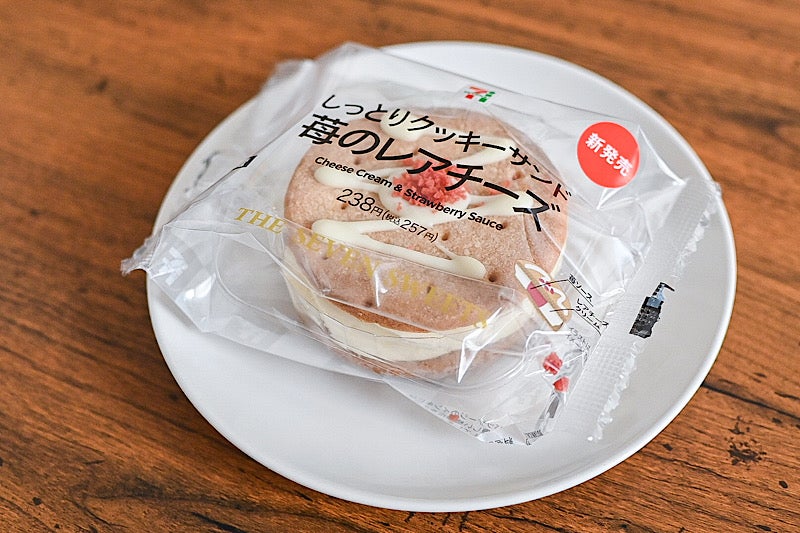 セブンイレブンのしっとりクッキーサンド 苺のレアチーズのパッケージを斜めから