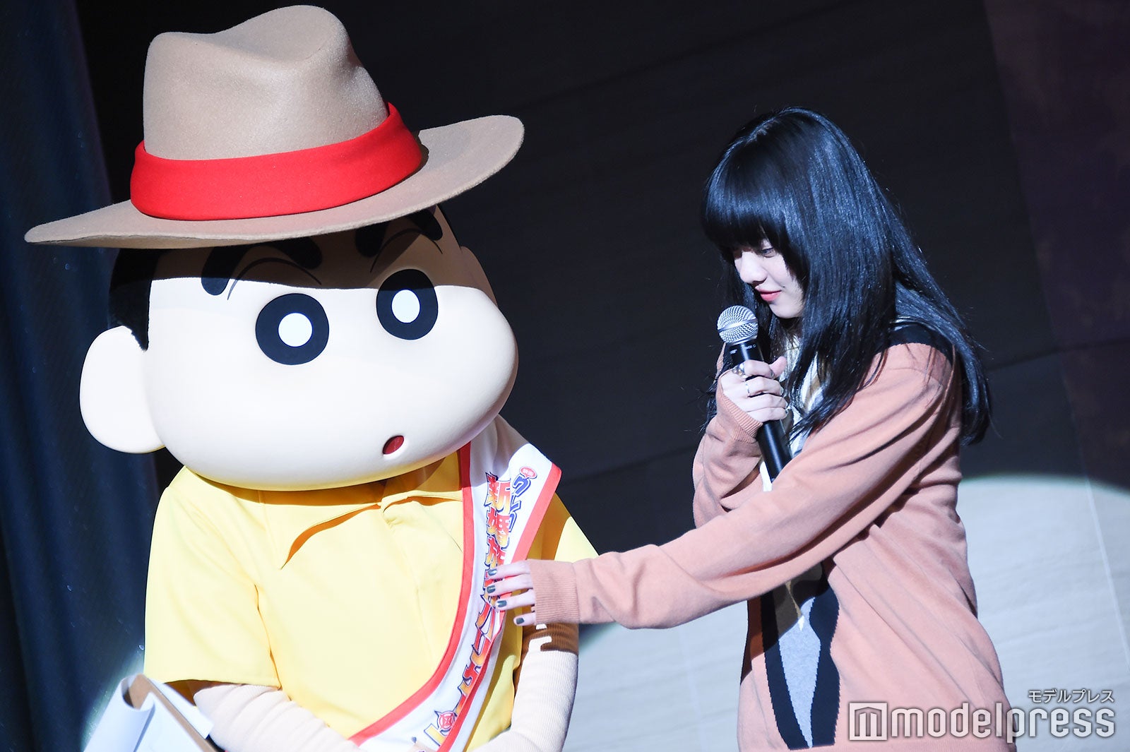 しんちゃんのたすきを直してあげるあいみょん（C）モデルプレス