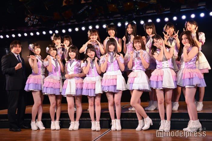 (下段左から)湯浅順司氏、行天優莉奈、大西桃香、倉野尾成美、坂口渚沙、岡部麟、太田奈緒、横山結衣、谷川聖(上段左から)寺田美咲、高橋彩音、佐藤七海、小田えりな、人見古都音、吉川七瀬、山本瑠香、川原美咲/AKB48チーム8「その雫は、未来へと繋がる虹になる。」公演 (C)モデルプレス