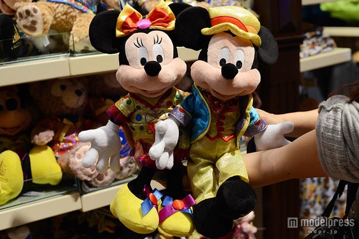 ミッキー、ミニーのぬいぐるみ/各HK$238.00