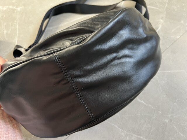 レザータッチラウンドバッグはマチが13cmもある