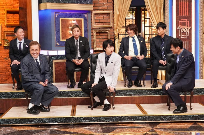 (後列左から)福田充徳、徳井義実、堀内健、名倉潤(前列左から)有田哲平、櫻井翔、原田泰造(C)日本テレビ