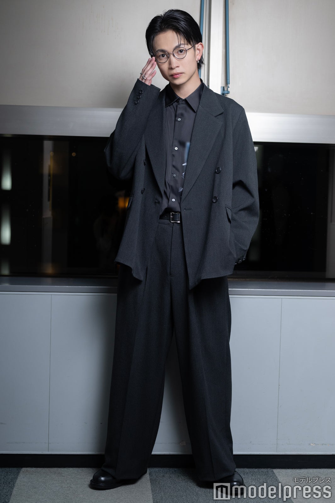 綱啓永／ジャケットとパンツ：ヴィクティム／メガネ：ワンスリー コンパウンド フレーム／スタイリング：三宅剛　／メイク：牧野裕大（C）モデルプレス