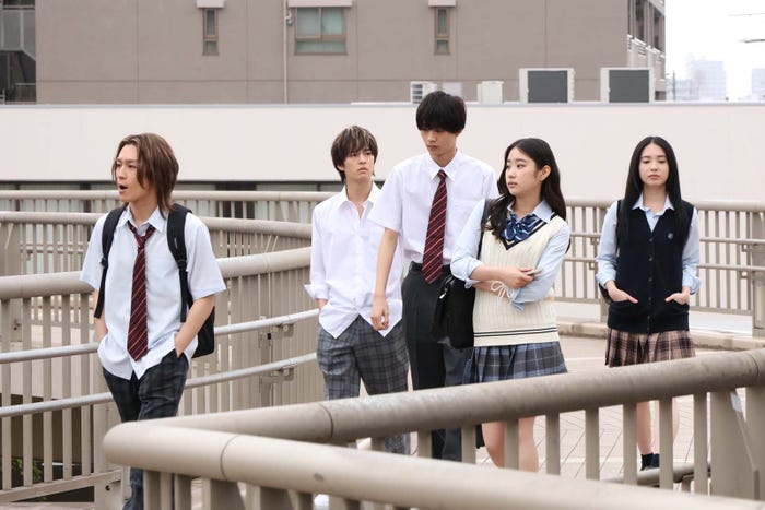 (左から)松田元太、奥野壮、水沢林太郎、倉沢杏菜、大原梓「ビリオン×スクール」第2話より(C)フジテレビ