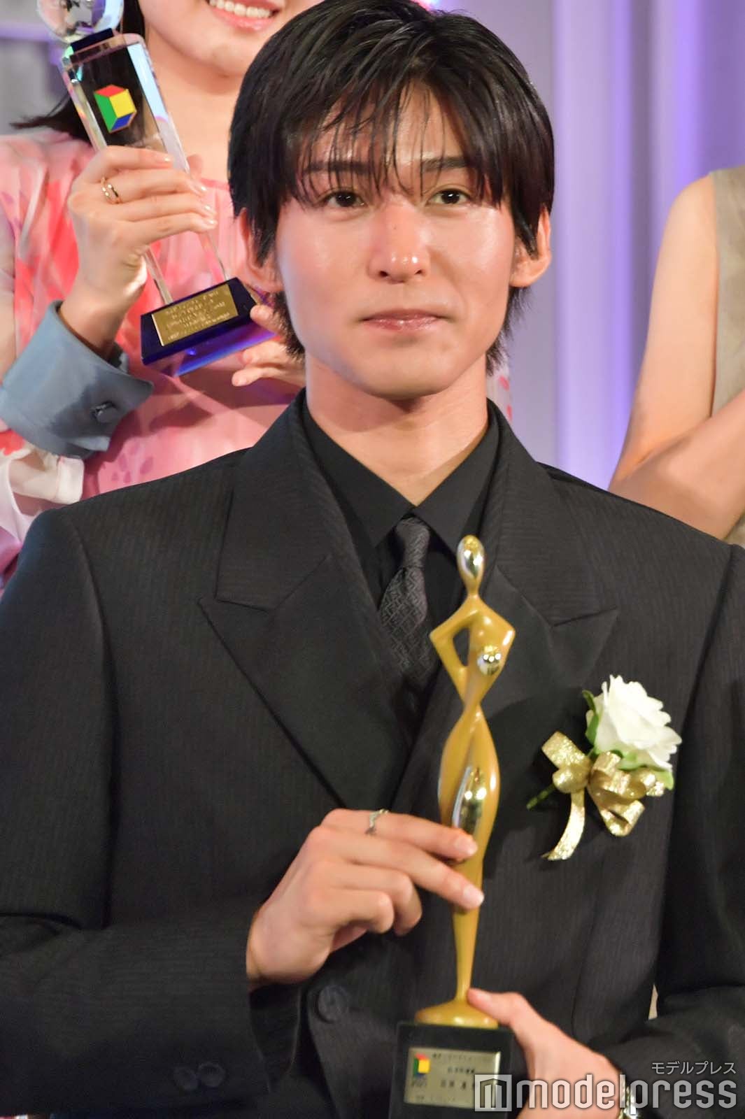 トロフィーが気になる目黒蓮（C）モデルプレス