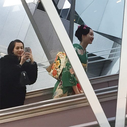 妹の晴れ姿を見守る/水原希子Instagramより