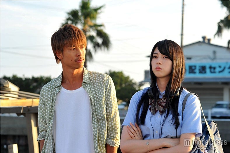 鬼塚役のAKIRA（左）とめいり役の三吉彩花（右）／画像提供：関西テレビ