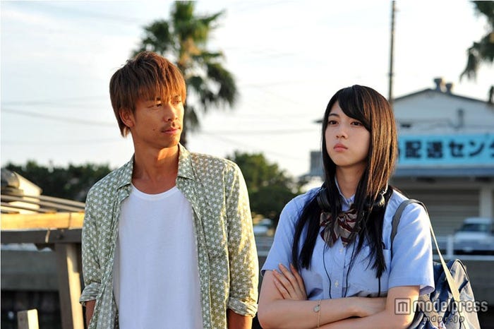 鬼塚役のAKIRA(左)とめいり役の三吉彩花(右)(画像提供:関西テレビ)