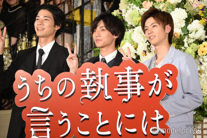 永瀬廉が「キンプリポーズ」を提案するも反応がイマイチだったため結局「ピースで!」となりピースを掲げた(左から)清原翔、永瀬廉、神宮寺勇太(C)モデルプレス
