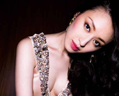 栗山千明、胸元あらわなセクシーショット 大人の扉を開ける