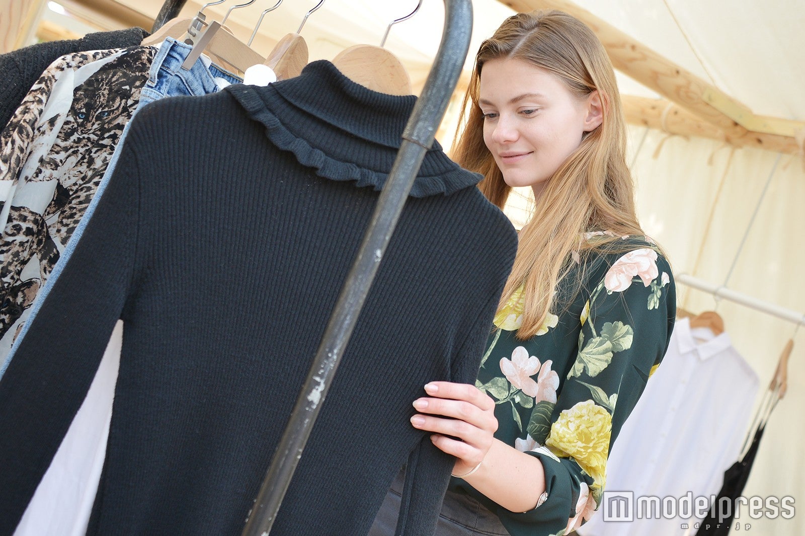 秋冬アイテムを多数展示／モデル：Alina （C）モデルプレス