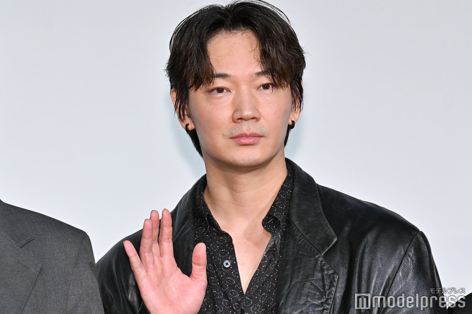 綾野剛、ステージ上で汗止まらず 撮影中も汗操る「質も変えられる」【愚か者の⾝分】