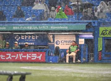 ヤクルト-広島戦が降雨中断 延長戦開始前に突如雨脚が強まる