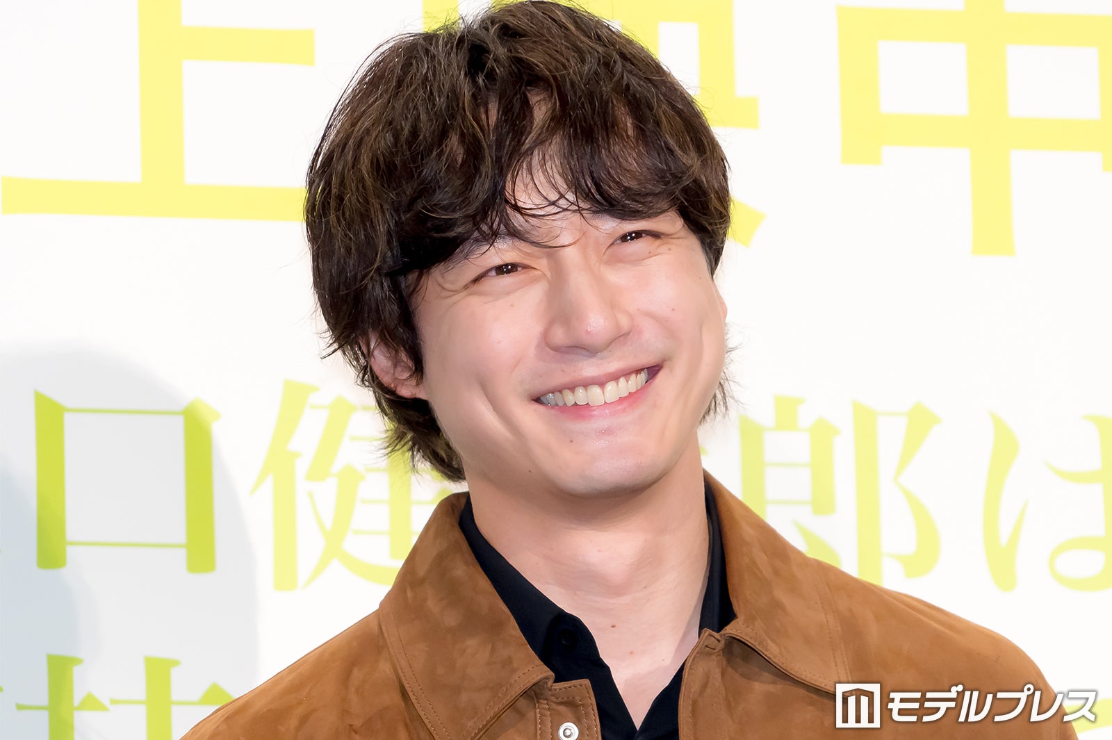 坂口健太郎、結婚発表翌日に公の場登場 祝福の言葉に笑顔で会釈【私はあなたを知らない、】
