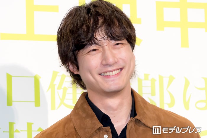 坂口健太郎、結婚発表翌日に公の場登場 祝福の言葉に笑顔で会釈【私はあなたを知らない、】