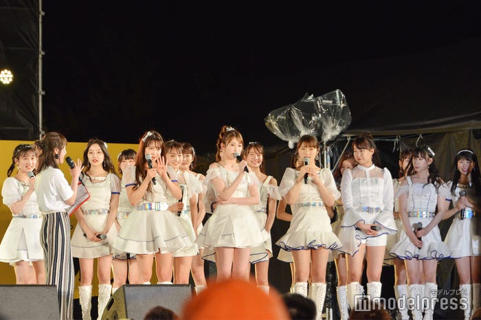 門脇佳奈子とNMB48 (C)モデルプレス