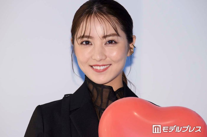 石川恋、オフショル姿でビール満喫 タンザニア旅行ショットに「彼女感すごい」「肩のラインが綺麗」の声