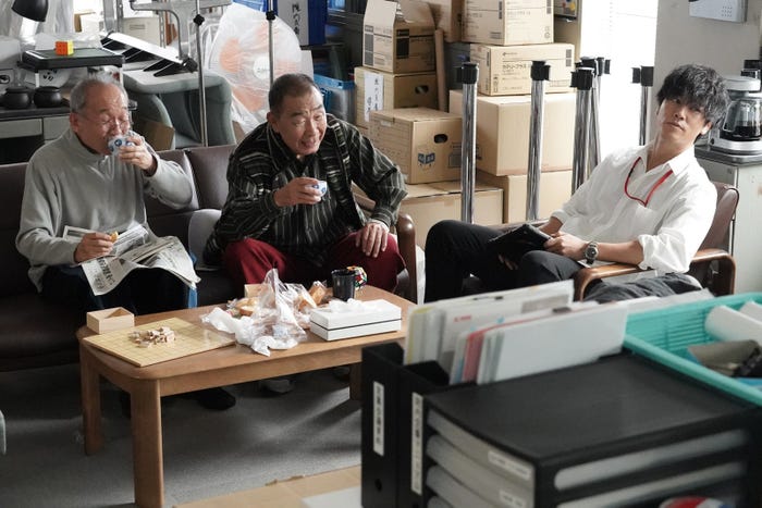 でんでん、桐谷健太「院内警察」第1話より(C)フジテレビ/共同テレビ