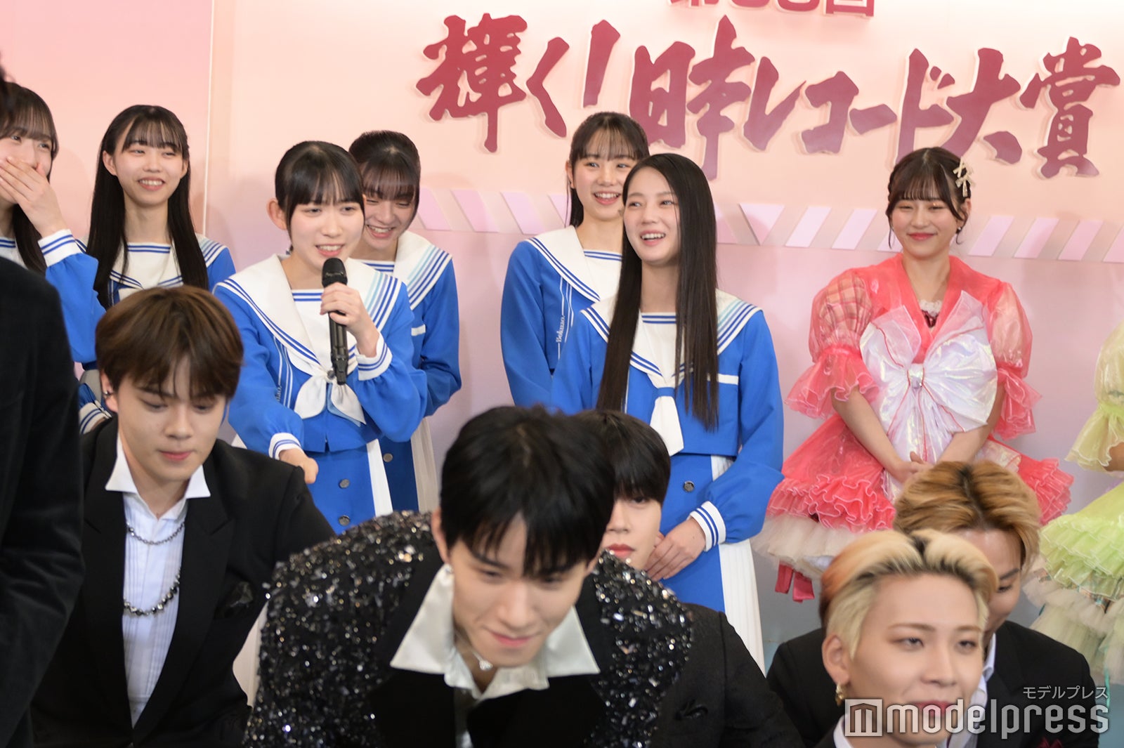 しゃがむJO1メンバーに申し訳無さそうに感謝する僕が見たかった青空（C）モデルプレス