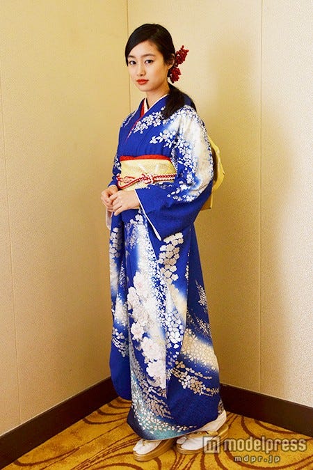 忽那汐里/艶やかな晴れ着姿で魅せる