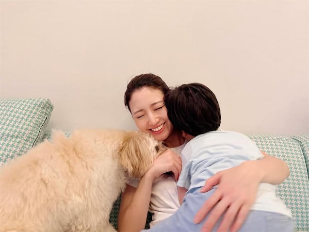 三田友梨佳、息子＆愛犬をギュッ！ 幸せ家族ショットを公開「なんて尊い写真！！」