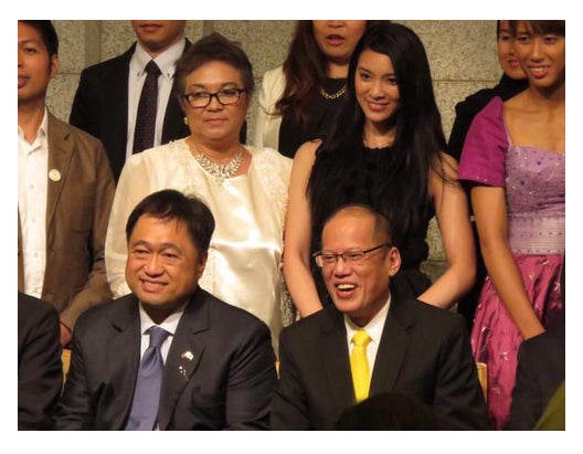 フィリピン大統領（右下）と映る秋元才加（右上）／秋元才加Twitterより