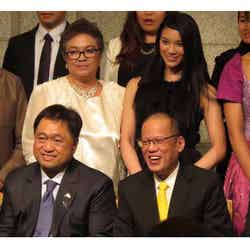 フィリピン大統領（右下）と映る秋元才加（右上）／秋元才加Twitterより