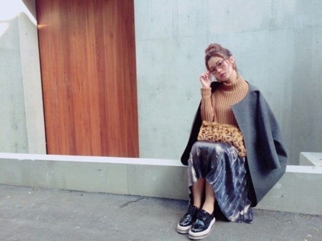 冬のスカートコーデをアクティブに スニーカーできれいめカジュアルな着こなし9選 モデルプレス