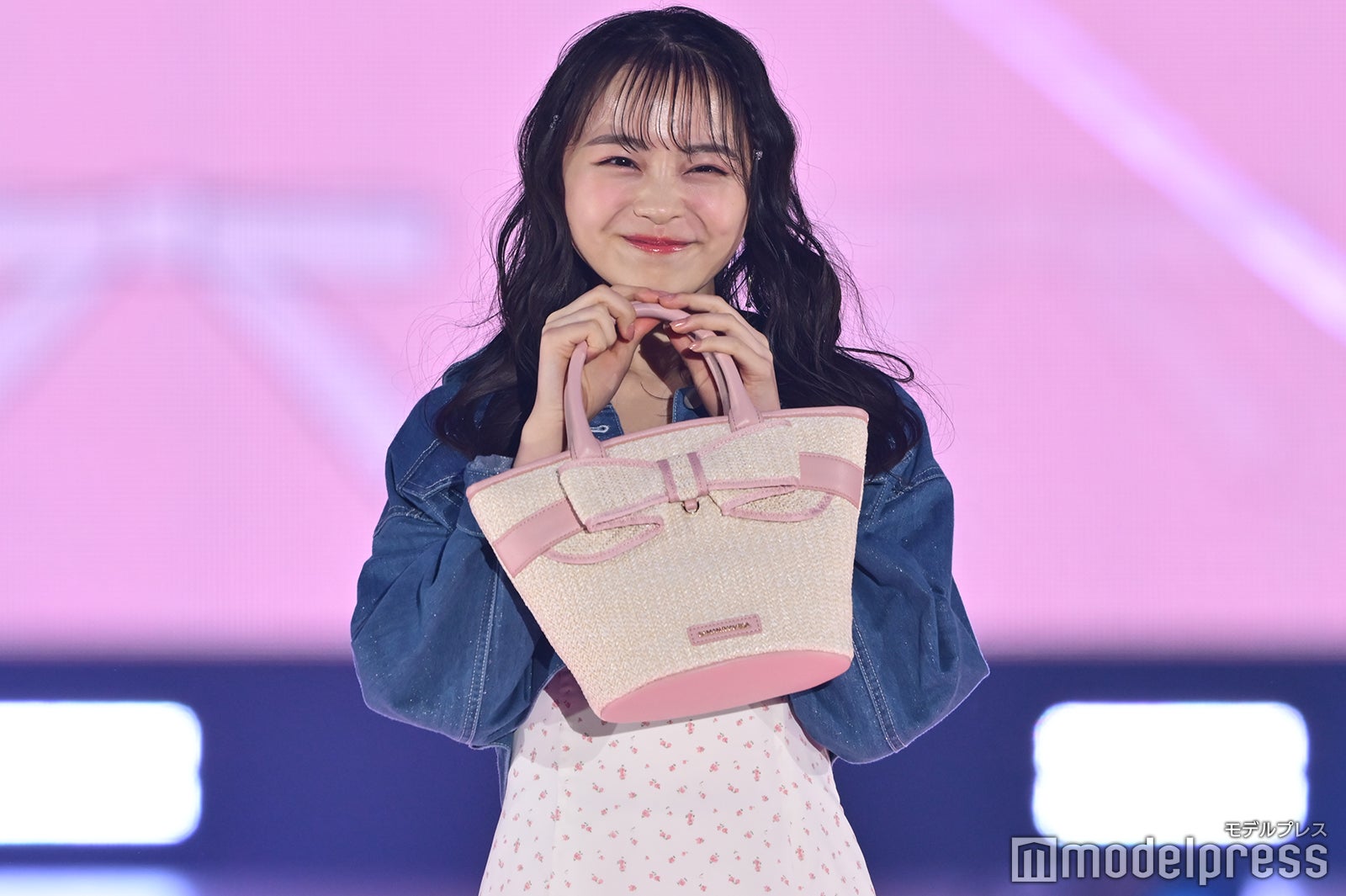 林芽亜里、ミニワンピコーデに絶賛の声「美脚」「天使がいる」