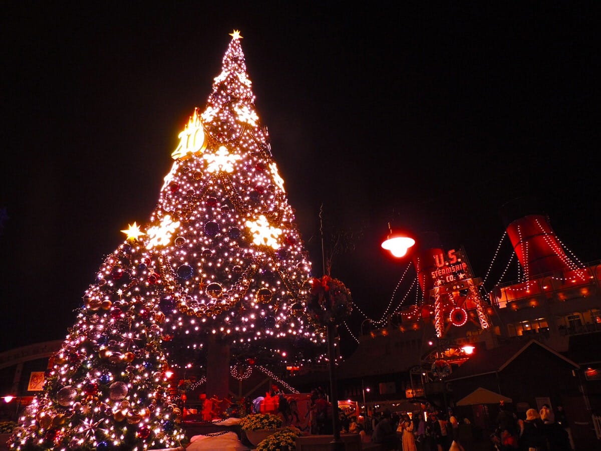 光の演出でツリーがさまざまな色に変化していきます