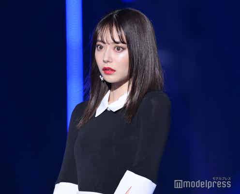 可愛すぎる顔面でバズった美女・なごみ、美脚輝くモノトーンコーデ&大人っぽメイクで艷やかに<TGC 2022 A/W>